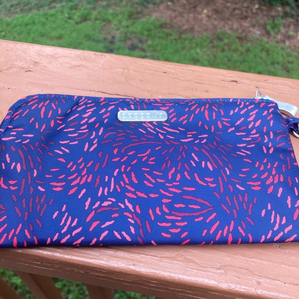 Baggallini navy and red wristlet